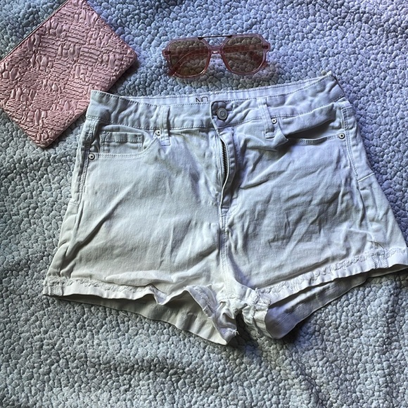 Junior’s NOBO white denim shorts - Picture 1 of 5